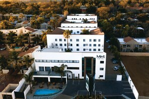 Vista frontal de la propiedad