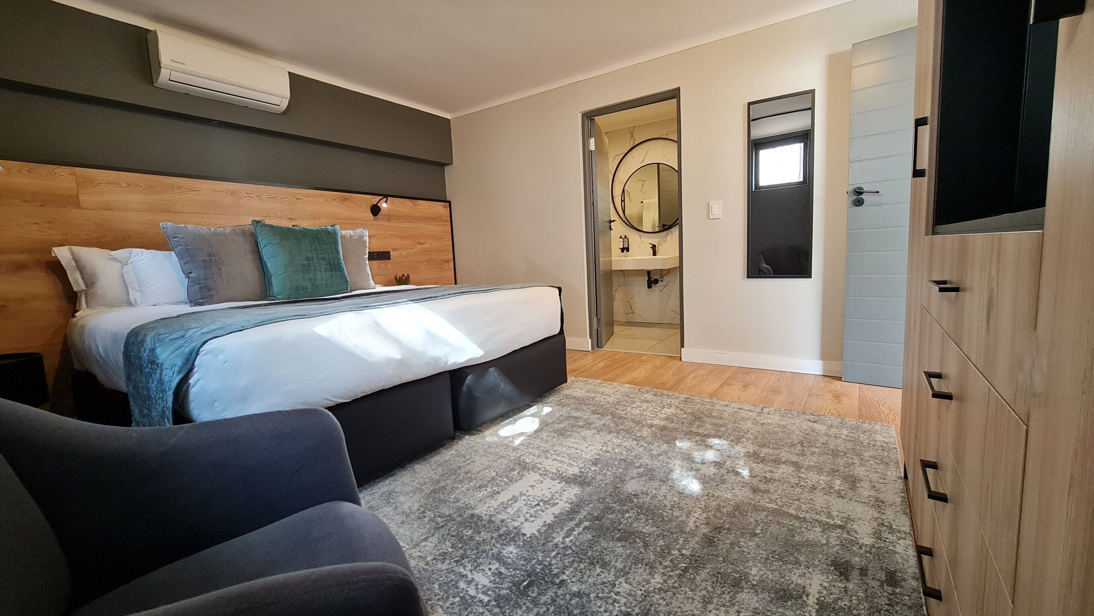 007 suite | 1 bedroom, in-room safe, desk, blackout curtains