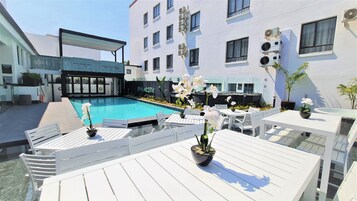 Una piscina al aire libre