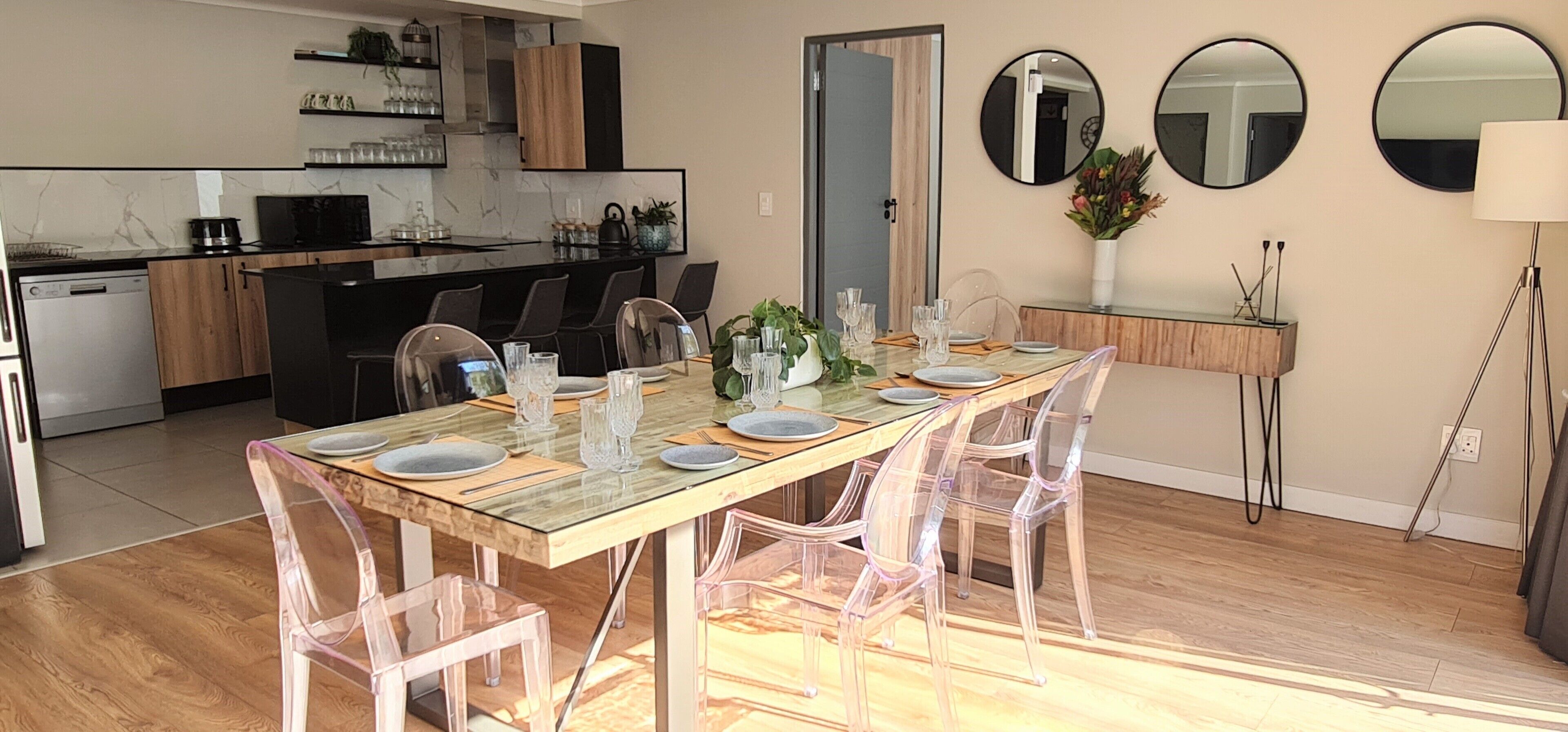 Una cucina moderna con zona pranzo.