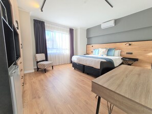 Superior-rum | Värdeförvaringsskåp på rummet, skrivbord och mörkläggningsgardiner