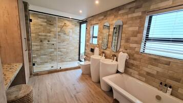 Luxury Tent | Bathroom | Shower, hair dryer, towels