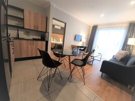 Un apartamento moderno con cocina, comedor y sala de estar.