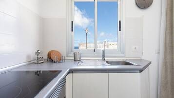 Een magnetron, een oven, een kookplaat, een koffiezetapparaat/waterkoker