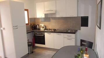 Kühlschrank, Ofen, Herdplatte, Wasserkocher mit Kaffee-/Teezubehör