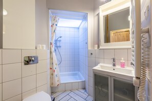 Apartment, 1 Schlafzimmer | Badezimmer | Dusche, Handtücher, Shampoo