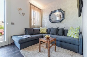 Smart TV - MURANO Suites | COBALT (Venezia)