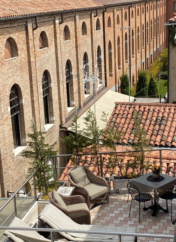 Outdoor dining - MURANO Suites | COBALT (Venezia)