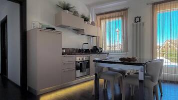 Fridge, oven, stovetop, dishwasher