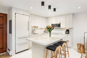 Réfrigérateur, micro-ondes, plaque de cuisson, lave-vaisselle