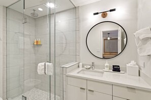 Dusche, Haartrockner, Seife, Shampoo