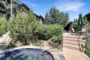 Pool - Snowmass Mountainside Condo. Pool/Hot Tub, Bonus Sleeping Den, FP, Balcony with Views (Snowmass Village)