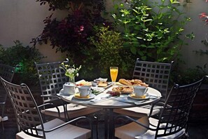 Desayuno a la carta todos los días (con cargo) 