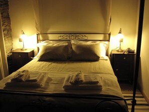 Kamer, 1 twee- of 2 eenpersoonsbedden | 1 slaapkamer, luxe beddengoed, donzen dekbedden, een kluis op de kamer