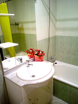 Vòi sen/bồn tắm kết hợp, bồn tắm ngâm, máy sấy tóc, khăn tắm 