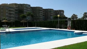 Una piscina al aire libre de temporada