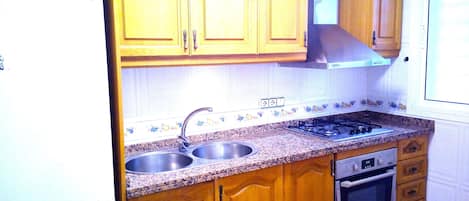 Een koelkast, een microgolfoven, een oven, een kookplaat