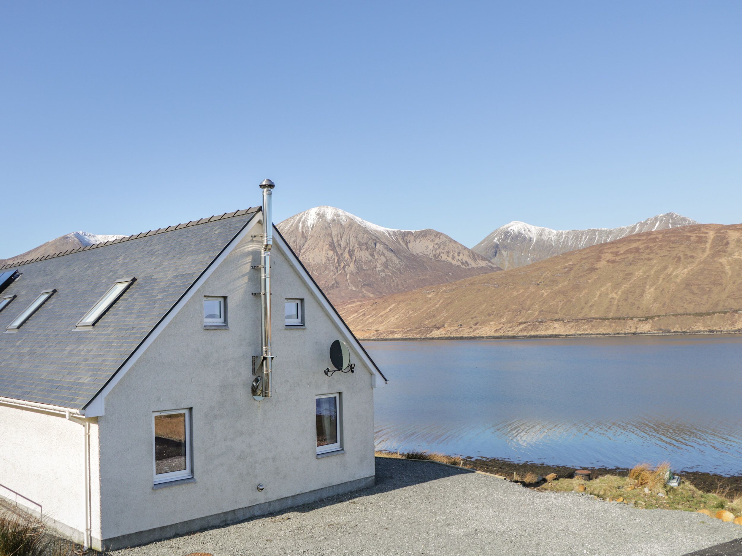 CUILLIN SHORES, family friendly, with open fire in Broadford