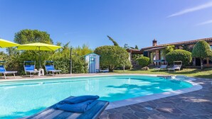 A swimming pool with lounge chairs and umbrellas, a small shed, and a building with a tiled roof. - lovely ground floor cottage, sleeps 6 set in a tranquil ,private and panoramic position – completely (MONTICIANO)