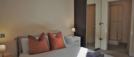 2 bedrooms, desk, iron/ironing board, free WiFi