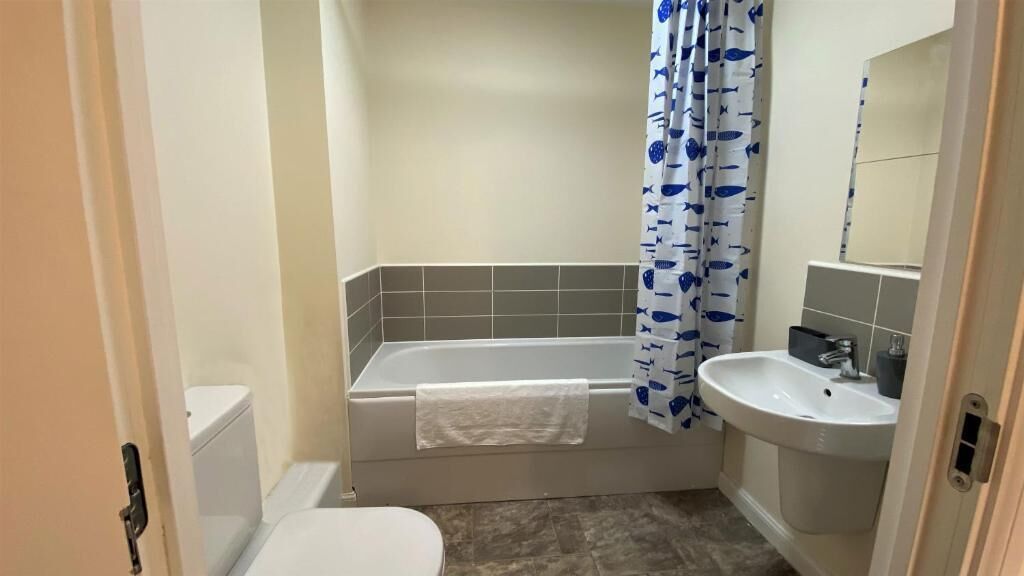 Executive Apartment (West Midlands) | Bathroom | Shower, towels, soap, shampoo