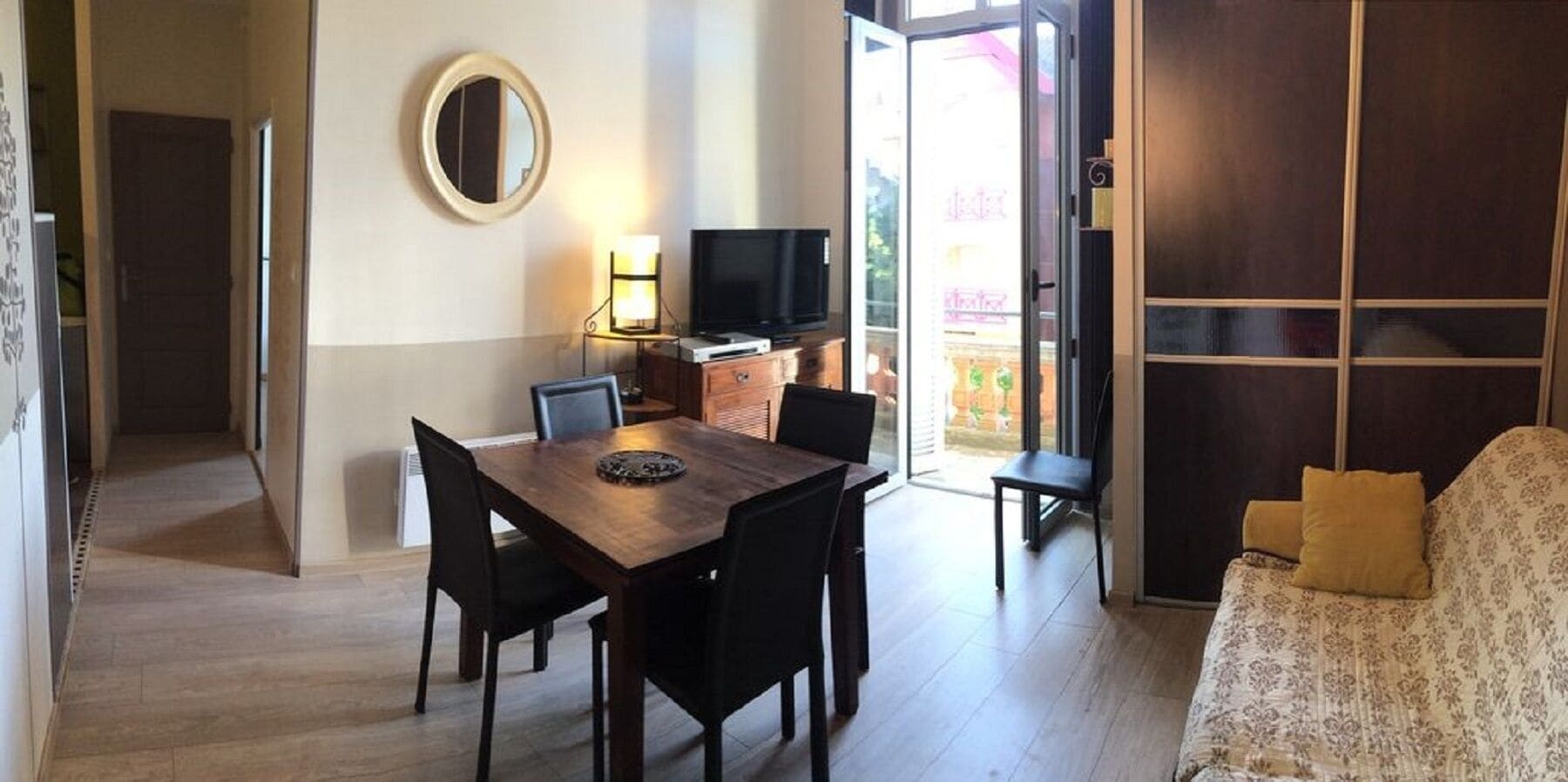 salon/salle à manger avec balcon