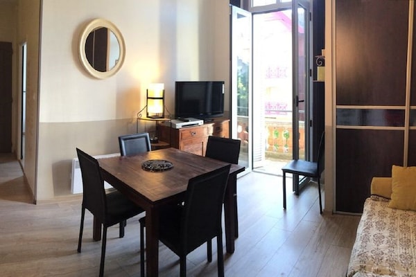 salon/salle à manger avec balcon