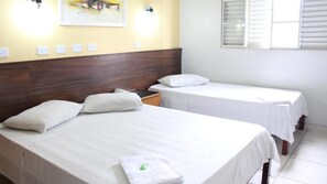 Traditionele driepersoonskamer | Een minibar, een kluis op de kamer, een strijkplank/strijkijzer