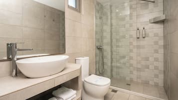 Junior Suite Apartment | Bathroom | Shower, hair dryer, towels, soap