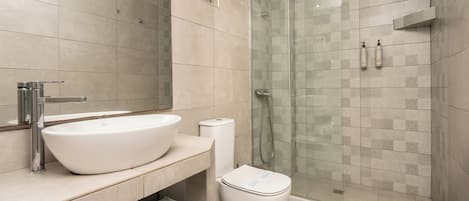 Junior Suite Apartment | Badezimmer | Dusche, Haartrockner, Handtücher, Seife