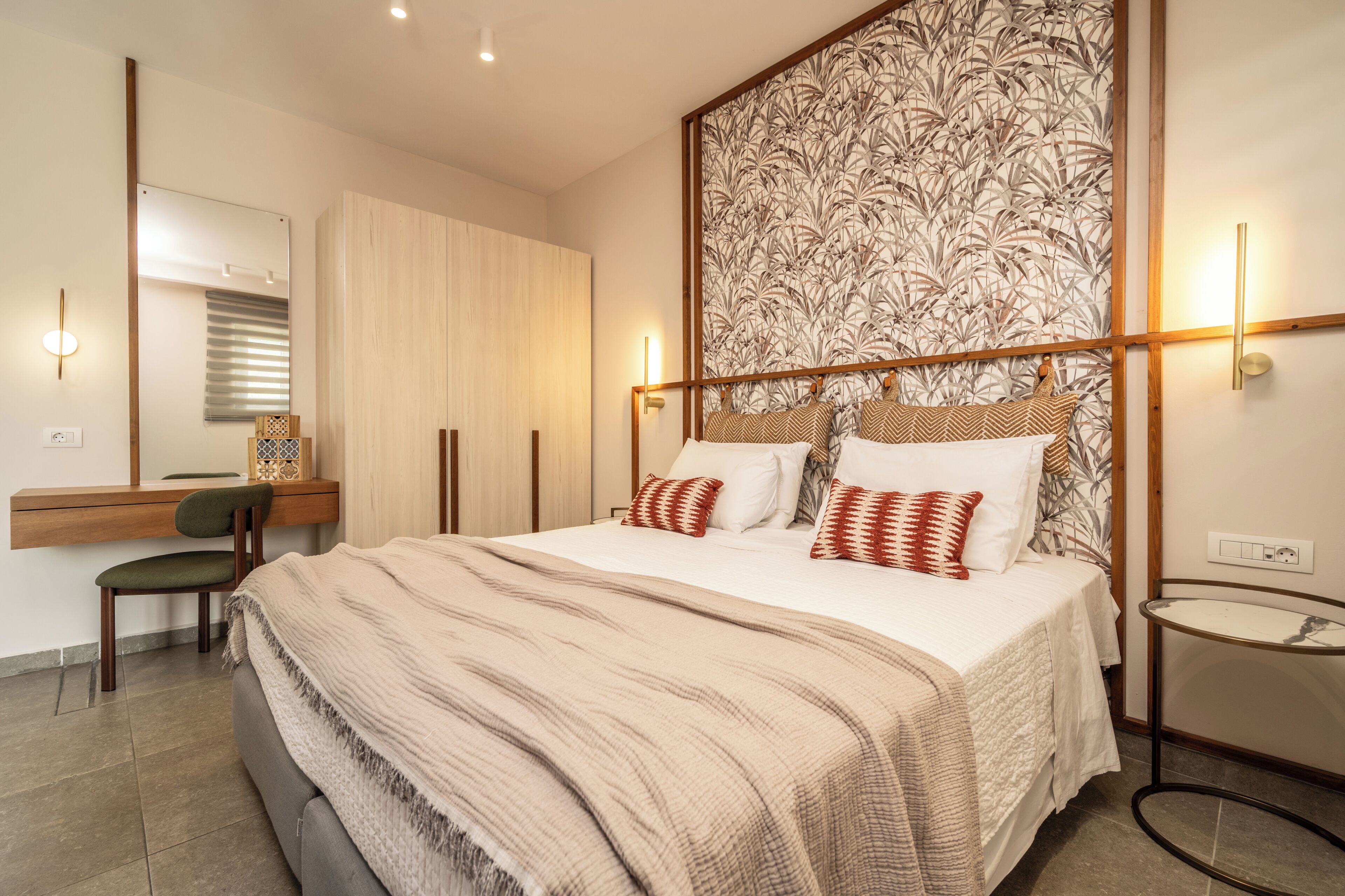 Junior Suite Apartment | Bedden met traagschuimmatras, een bureau, geluiddichte muren