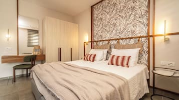 Junior Suite Apartment | Bedden met traagschuimmatras, een bureau, geluiddichte muren
