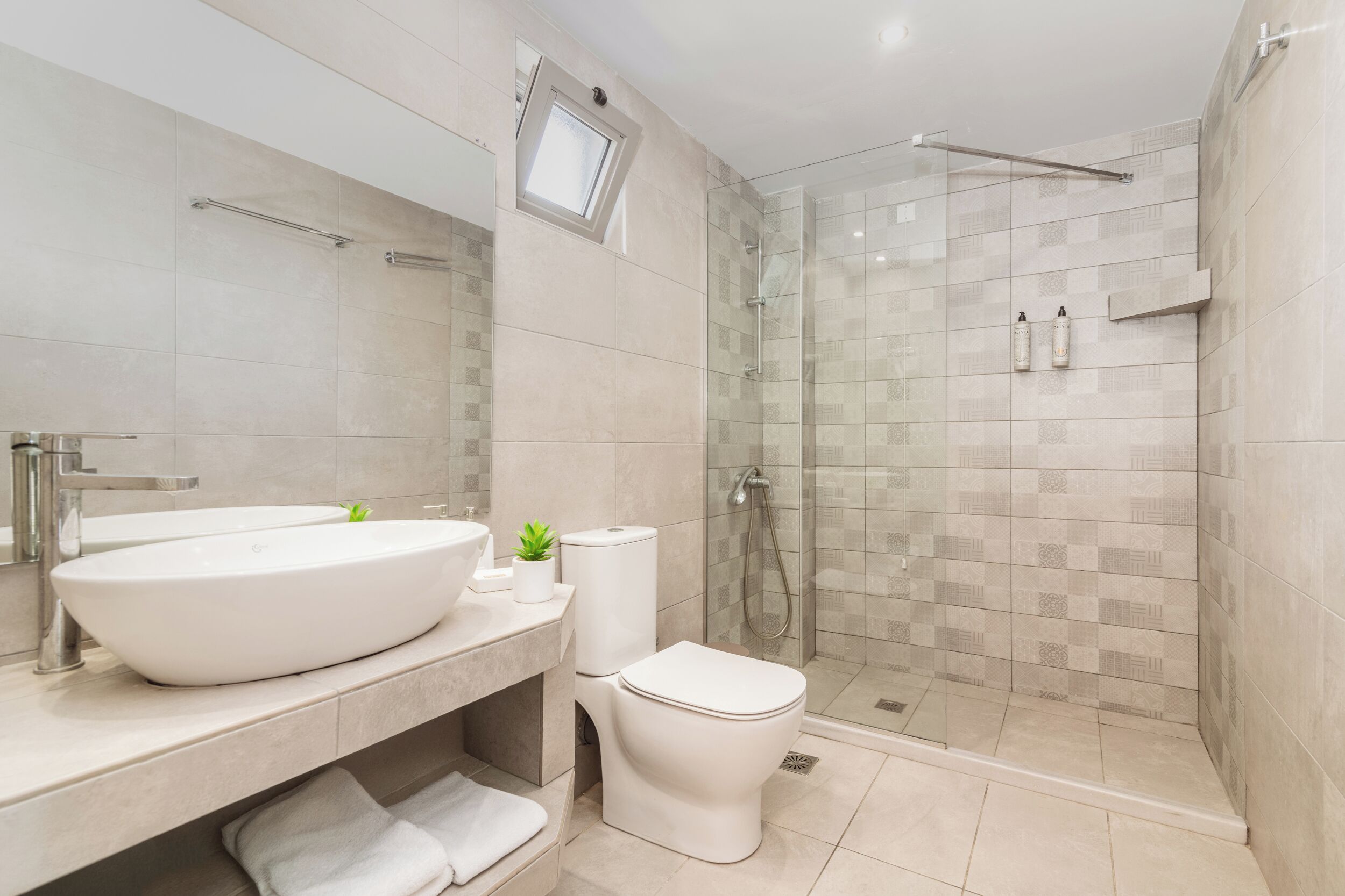 Junior Suite Apartment | 浴室 | 淋浴设施、吹风机、毛巾、肥皂