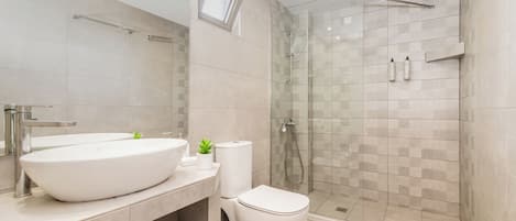 Junior Suite Apartment | Bathroom | Shower, hair dryer, towels, soap