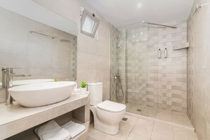 Junior Suite Apartment | Bathroom | Shower, hair dryer, towels, soap - Casa 77 Zante by Karras Hotels (Zakynthos)