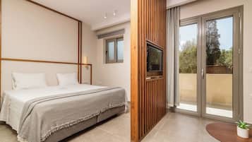 Junior Suite Apartment | Memory foam beds, desk, soundproofing, iron/ironing board