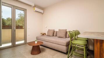 Junior Suite Apartment | Living area | Flat-screen TV