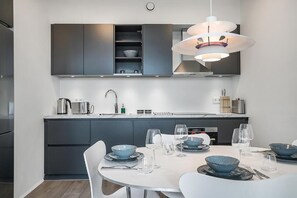 Microwave, oven, dishwasher, cookware/dishes/utensils - Deluxe One Bedroom Apartment with City View 503 (Reykjavík)