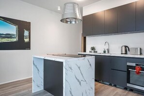 Mikrowelle, Ofen, Geschirrspüler, Kochgeschirr/Geschirr/Besteck