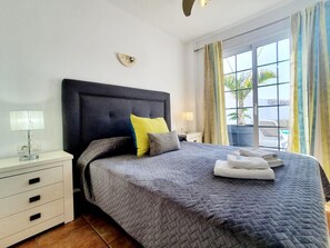 3 bedrooms, iron/ironing board, WiFi, bed sheets - Spacious three bedroom holiday home with pool (La Caleta)