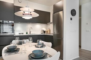 Mikrowelle, Ofen, Geschirrspüler, Kochgeschirr/Geschirr/Besteck