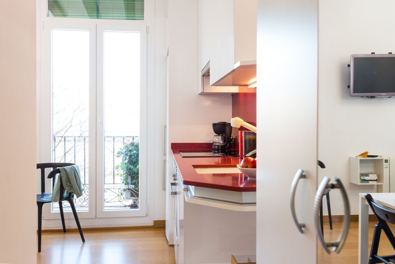 Een microgolfoven, een oven, een vaatwasser