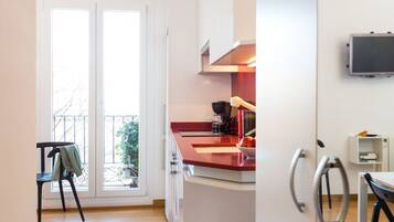 Een microgolfoven, een oven, een vaatwasser