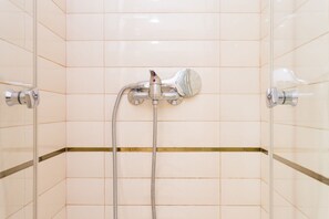 Douche, séchoir à cheveux, serviettes fournies
