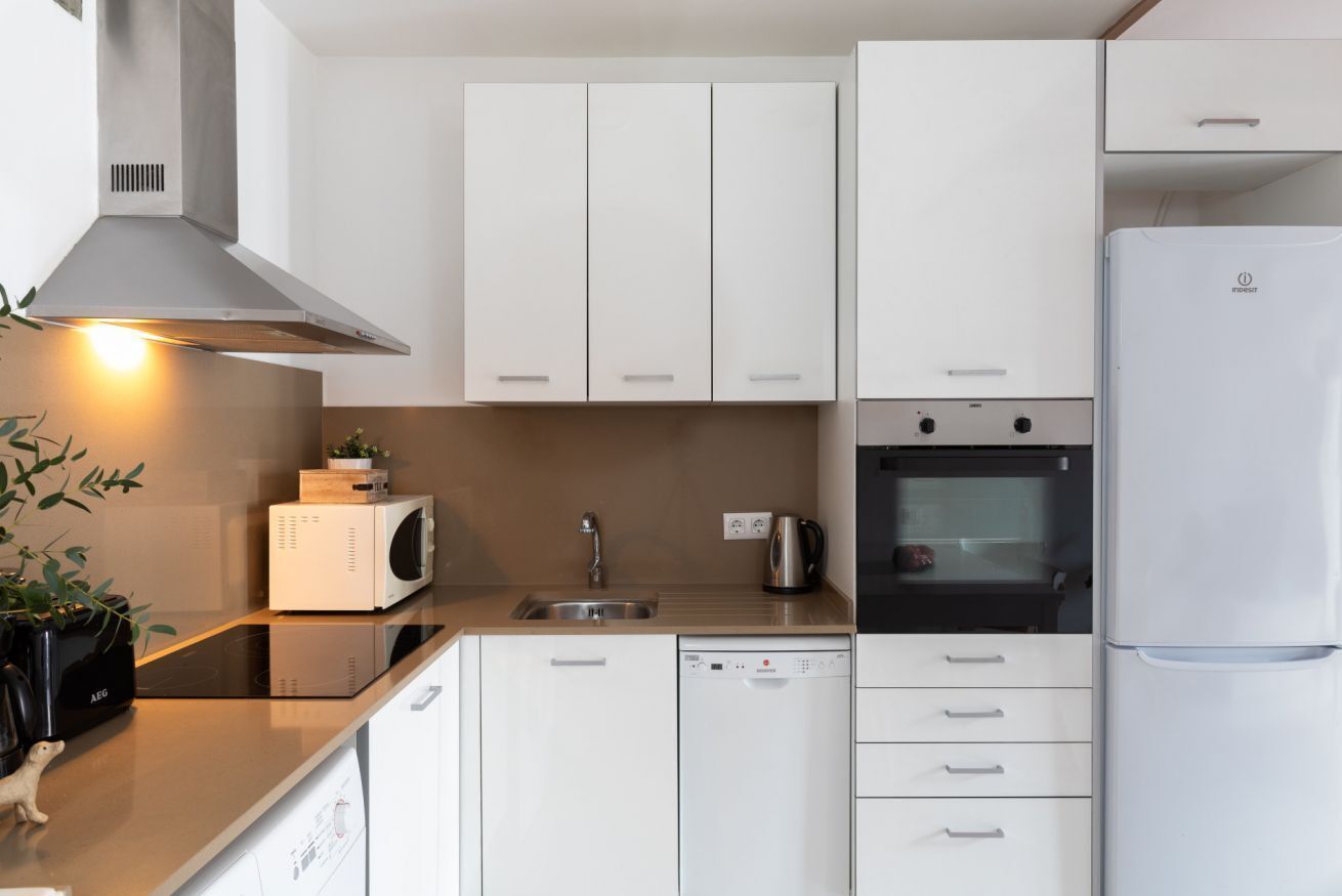 Een microgolfoven, een oven, een vaatwasser