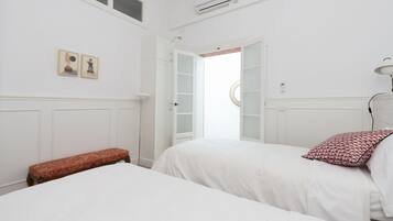 2 slaapkamers, een strijkplank/strijkijzer, reisbedje