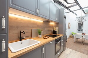 Een microgolfoven, een oven, een vaatwasser