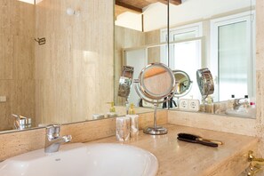 Baignoire, sèche-cheveux, serviettes fournies