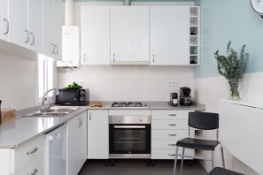 Microondas, horno y lavavajillas