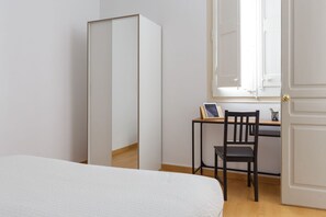 5 habitaciones y tabla de planchar con plancha